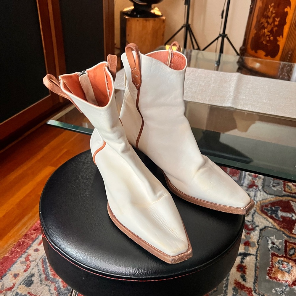 Free People White Leather Western Ankle Boots with Tan Trimsuze 39 / 9 US